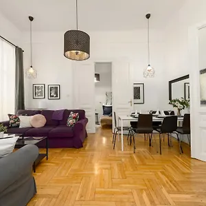 Apartament Black & White, Budapesta